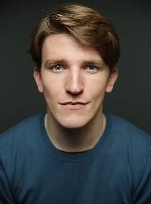 Ewan Mitchell - Ator, 12 de março de 2002