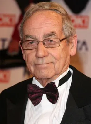 Geoffrey Hutchings - Ator, 8 de junho de 1939, 1 de julho de 2010