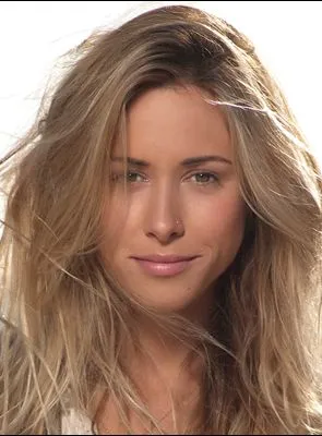 Gillian Zinser - Atriz, 4 de novembro de 1985