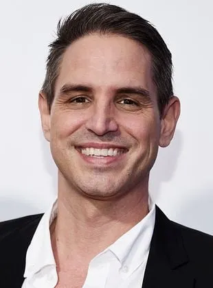 Greg Berlanti - Produtor Executivo, Roteirista, Criador, 24 de maio de 1972