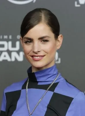 Hannah Hoekstra - Atriz, 2 de agosto de 1987