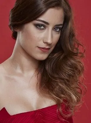 Hazal Kaya - 1 de outubro de 1990