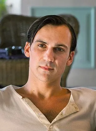 Henry Lloyd-Hughes - Ator, 1 de agosto de 1985