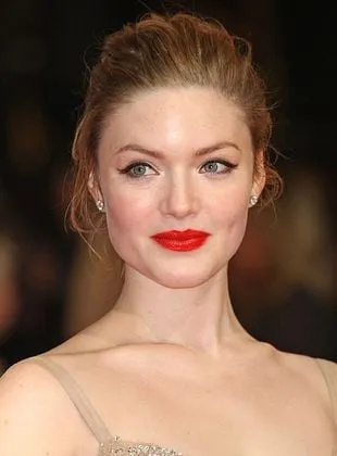 Holliday Grainger - Atriz, 27 de março de 1988
