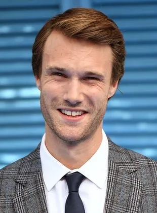 Hugh Skinner - Ator, 6 de janeiro de 1985