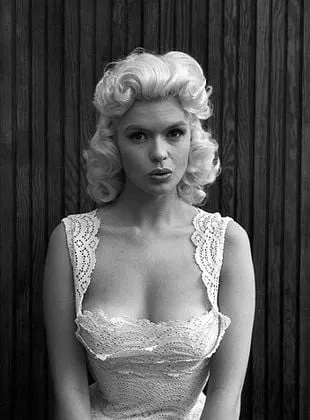 Jayne Mansfield - 19 de abril de 1933, 29 de junho de 1967