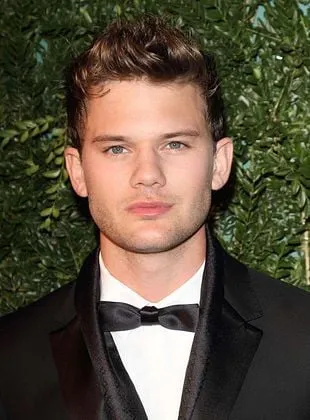 Jeremy Irvine - Ator, 18 de junho de 1990