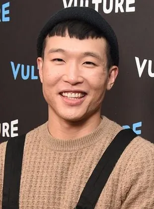 Joel Kim Booster - Ator, Roteirista, Produtor Executivo, 29 de fevereiro de 1988