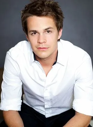 Johnny Simmons - Ator, 28 de novembro de 1986