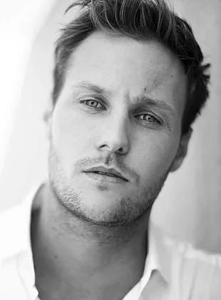 Jordan Patrick Smith - Ator, 9 de junho de 1990