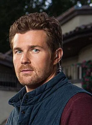 Josh Kelly - Ator, 25 de abril de 1982