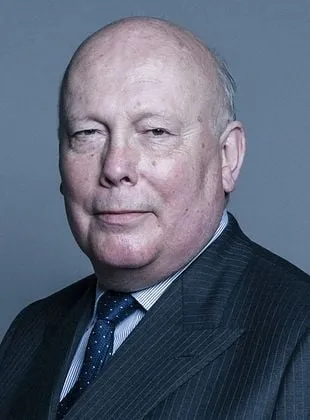 Julian Fellowes - Roteirista, Produtor Executivo, Criador, 17 de agosto de 1949