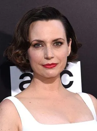 Julie Ann Emery - Atriz, 16 de janeiro de 1975