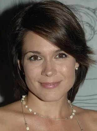 Julie Perreault - Atriz, 6 de junho de 1976