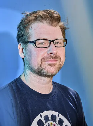 Justin Roiland - Produtor Executivo, Roteirista, Criador, 21 de fevereiro de 1980