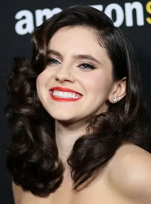 Kara Hayward - Atriz, 17 de novembro de 1998