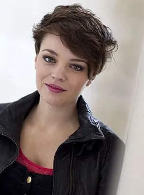 Kate Bracken - Atriz, 12 de junho de 1990