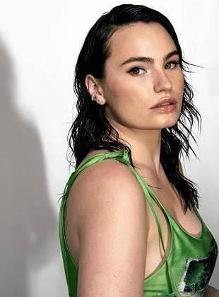 Kathryn Gallagher - Atriz, 23 de julho de 1990