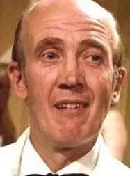 Kenneth Waller - 5 de novembro de 1927, 28 de janeiro de 2000