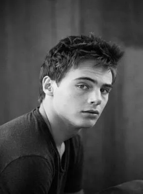 Kevin Quinn - Ator, Compositor da música-tema, 21 de maio de 1997