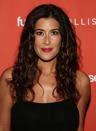 Krizia Bajos - Atriz, 18 de dezembro de 1985