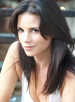 Leah Cairns - Ator, 2 de junho de 1974