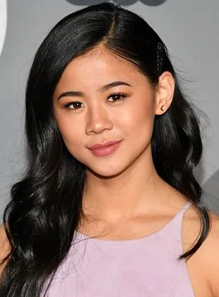 Leah Lewis - Atriz, 9 de dezembro de 1996