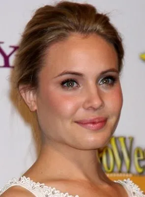 Leah Pipes - Atriz, 12 de agosto de 1988