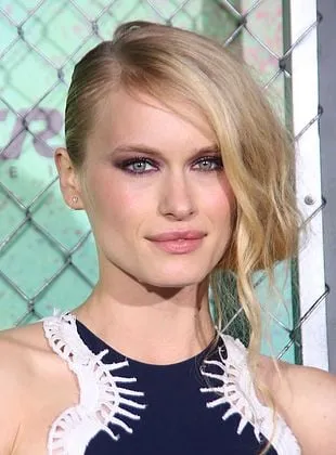 Leven Rambin - Atriz, 17 de maio de 1990