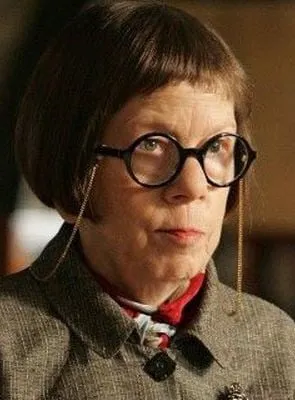 Linda Hunt - Atriz, 2 de abril de 1945