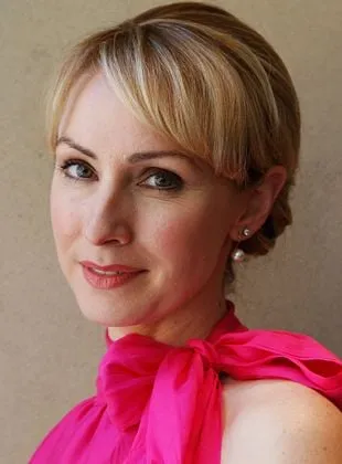 Lisa McCune - Atriz, 19 de fevereiro de 1971