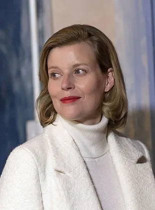 Lucy Akhurst - Atriz, 18 de novembro de 1970