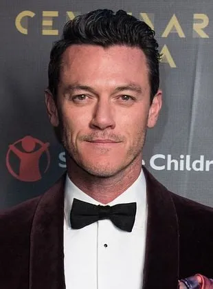 Luke Evans - Ator, Produtor Executivo, 15 de abril de 1979