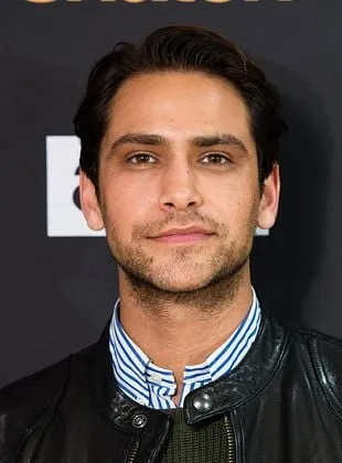 Luke Pasqualino - Ator, 19 de fevereiro de 1990