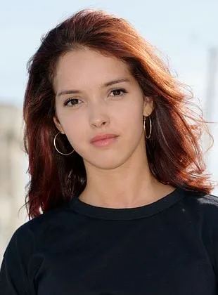 Lyna Khoudri - Atriz, 3 de outubro de 1992