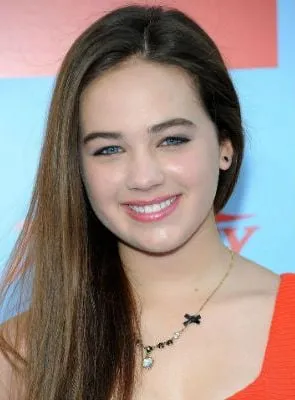 Mary Mouser - Atriz, 9 de maio de 1996