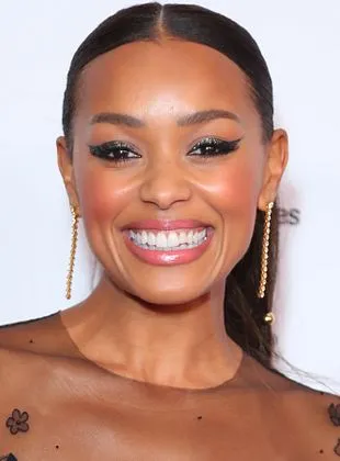 Melanie Liburd - Atriz, 11 de novembro de 1987