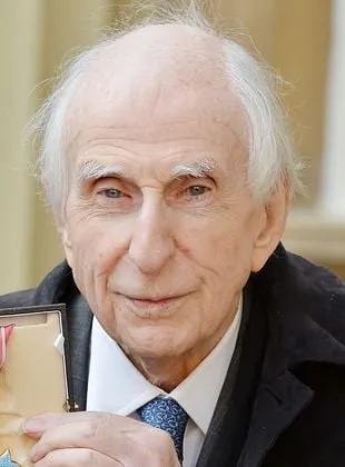 Michael Bond - Ator, Autor da obra original, Criador dos personagens originais, 13 de janeiro de 1926, 27 de junho de 2017