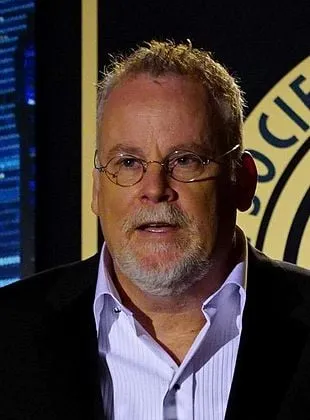 Michael Connelly - Produtor Executivo, Autor da obra original, Ator, 21 de julho de 1956