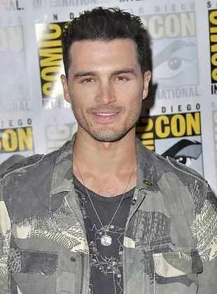 Michael Malarkey - Ator, 21 de junho de 1983