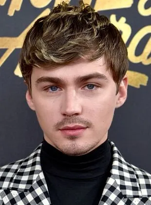 Miles Heizer - Ator, 16 de maio de 1994