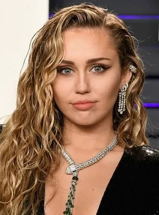 Miley Cyrus - Atriz, Compositor da música-tema, Yelmo, 23 de novembro de 1992