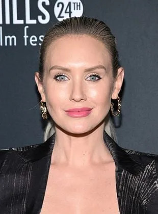 Nicky Whelan - Atriz, 10 de junho de 1981