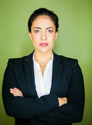 Nicola Correia-Damude - Atriz, 21 de junho de 1981