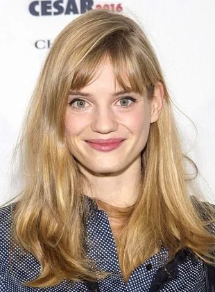 Noémie Schmidt - Atriz, Roteirista, 18 de novembro de 1990