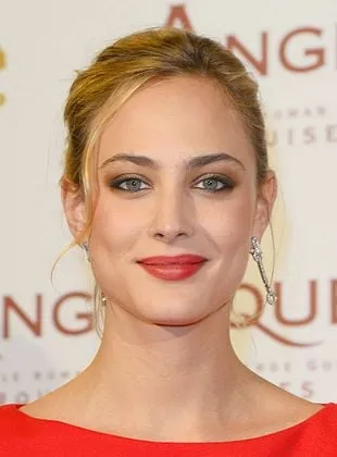 Nora Arnezeder - Atriz, 8 de maio de 1989