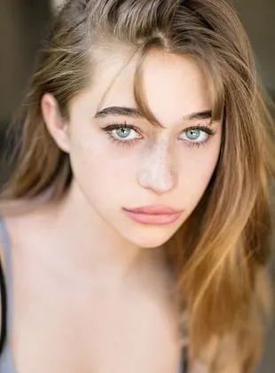 Odessa A’zion - Atriz, 17 de junho de 1999