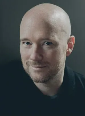 Olen Steinhauer - Roteirista, Produtor Executivo, Autor da obra original, 21 de junho de 1970