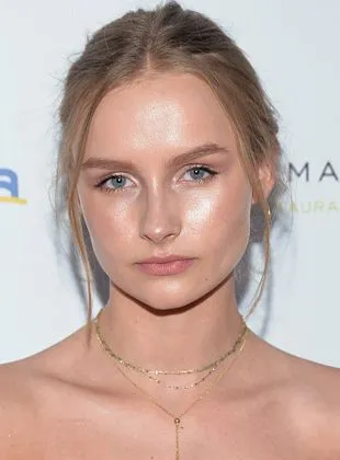 Olivia DeJonge - Atriz, 30 de abril de 1998