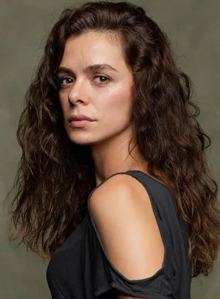 Özge Özpirinçci - 1 de abril de 1986